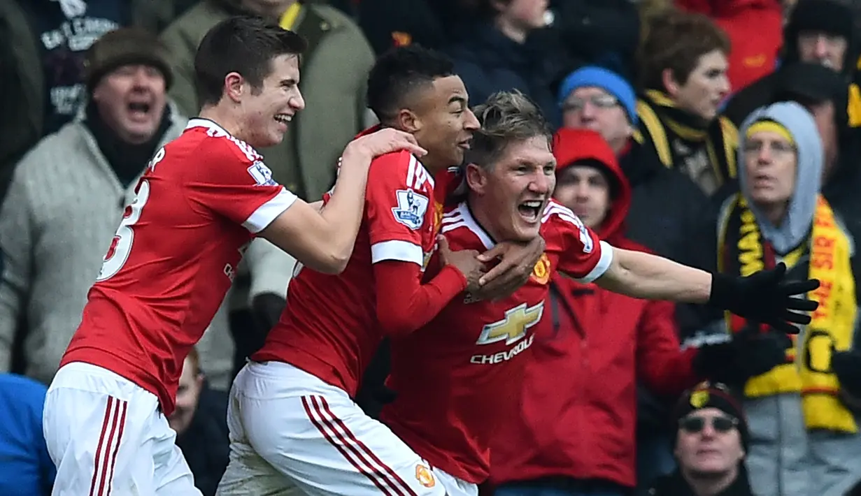 Pemain MU, Bastian Schweinsteiger (kanan), merayakan gol yang dicetaknya ke gawang Watford dalam lanjutan Liga Inggris di Stadion Icarage Road, Watford, Sabtu (21/11/2015). (AFP Photo/Ben Stansall)