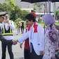 Kepala Badan Pembinaan Ideologi dan Pancasila (BPIP) Yudian Wahyudi saat menyambut kedatangan duplikat bendera pusaka dan teks proklamasi di Bandara Sultan Aji Muhammad Sulaiman Sepinggan, Balikpapan, Kalimantan Timur, Sabtu (10/8/2024). (Foto: Istimewa).