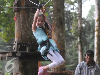 Isabella Damla Guvenilir peran utama di serial Elif sedang mencoba Flying Fox di wahana Bali Treetop Adventur Park, Bali, Rabu (26/8/2015). Isabella mengaku senang dengan aneka permainan yang dicobanya. (Liputan6.com/Herman Zakharia)