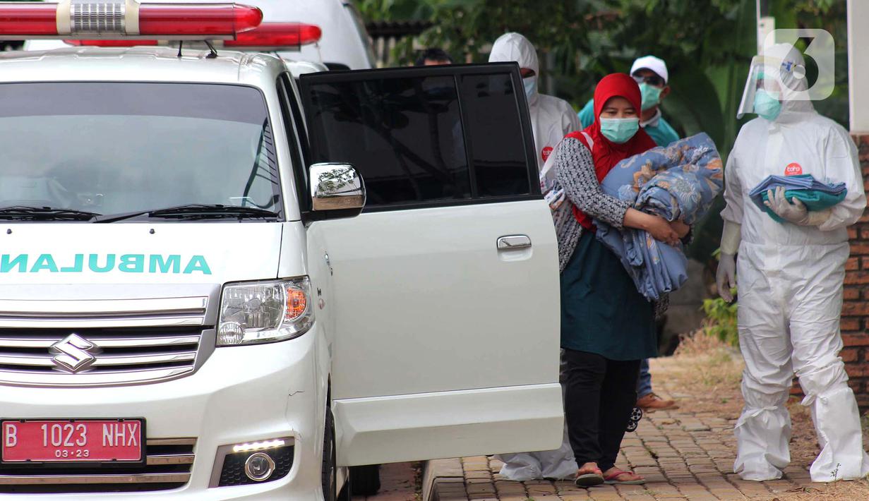 Warga diantar petugas paramedis  untuk menjalani isolasi mandiri bagi pasien positif  OTG di Rumah Melawan Covid-19 Tangerang Selatan, Jumat (1/1/2021). Akhir 2020, kasus Covid-19 baru di Tangerang Selatan (Tangsel) semakin meningkat. (merdeka.com/ Arie Basuki)