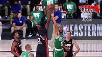 Pebasket Boston Celtics, Jayson Tatum, berebut bola dengan pebasket Miami Heat, Bam Adebayo, pada gim keempat final NBA Wilayah Timur di AdventHealth Arena, Kamis (24/9/2020). Miami Heat menang dengan skor 109-112. (AP/Mark J. Terrill)