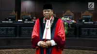 Hakim Konstitusi Arief Hidayat saat akan diambil sumpahnya sebagai Ketua Mahkamah Konstitusi periode 2017 - 2020 di Gedung MK, Jakarta, Jumat (14/7). Arief Hidayat terpilih secara aklamasi melalui musyawarah mufakat. (Liputan6.com/Johan Tallo)
