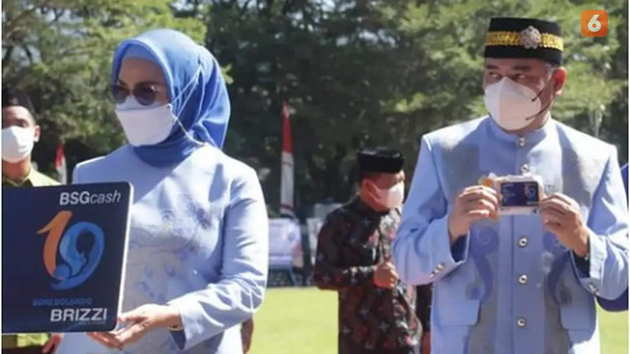 Bupati Bonebol, Hamim Pou saat memperlihatkan inovasi digitalisasi transaksi pemerintah daerah lewat e-Bonebol Card Foto: Kominfo/Bonebol (Arfandi/Liputan6.com)