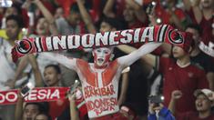 Suporter Timnas Indonesia memberikan dukungan saat melawan Timor Leste pada laga Piala AFF 2018 di SUGBK, Jakarta, Selasa (13/11). Indonesia menang 3-1 atas Timor Leste. (Bola.com/M. Iqbal Ichsan)