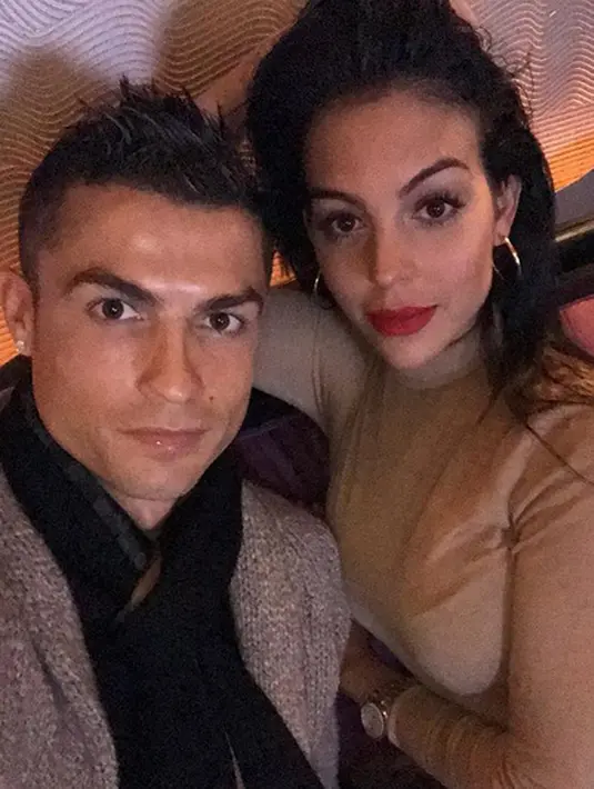 Para penggemar sungguh takjub melihat bentuk tubuh Georgina saat  ini. Meski baru melahirkan, namun bentuk tubuhnya sudah kembali mempesona. Ia memakai sleeveless top dan celana jeansnya. (Instagram/cristiano)