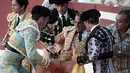 Matador asal Spanyol, Ivan Fandino dibawa keluar arena oleh rekan-rekannya usai ditanduk oleh banteng lawannya saat tampil di Prancis barat daya, Sabtu (17/6). Fandino adalah matador Spanyol kedua yang tewas di arena sejak tahun lalu. (IROZ GAIZKA/AFP)