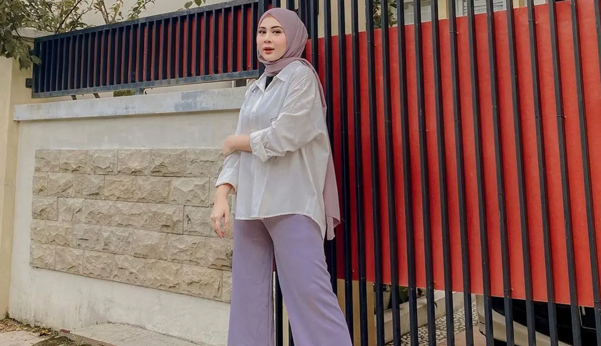 Penampilan Kesha Ratuliu memang sering kali terlihat cukup simpel. Bahkan, gaya hijab yang dikenakannya juga terlihat sederhana. (Liputan6.com/IG/@kesharatuliu05)