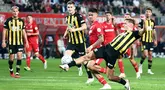 Pemain Twente, Mees Hilgers (tengah) berusaha mencetak gol ke gawang Vitesse dihalangi Gyan de Regt (kanan) pada laga lanjutan Liga Belanda 2023/2024 yang berlangsung di De Grolsch Veste Stadium, Enschede, Belanda, 27 September 2023. (AFP/Vincent Jannink)