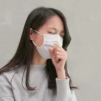 ilustrasi perempuan sakit memakai masker/copyright by leungchopan Shutterstock