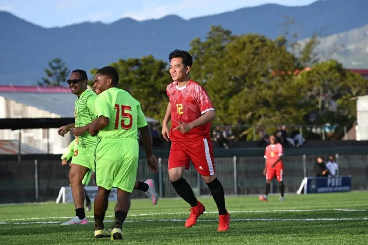 Wakil Presiden Gibran Rakabuming Raka bermain sepak bola bersama anak-anak sekolah sepak bola (SSB) di Stadion Wamena, Papua Pegunungan, Selasa (13/1/2026) (Istimewa)