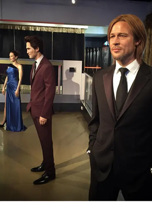 Kehadiran Pattinson di tengah Jolie dan Pitt, Madame Tusauds lah penyebabnya. Lewat akun twitternya, Madame Tusssauds mengunggah sebuah foto dimana Patung lilin Pattinson berdiri di tengah Jolie dan Pitt. (Twitter/MadadameTussauds)
