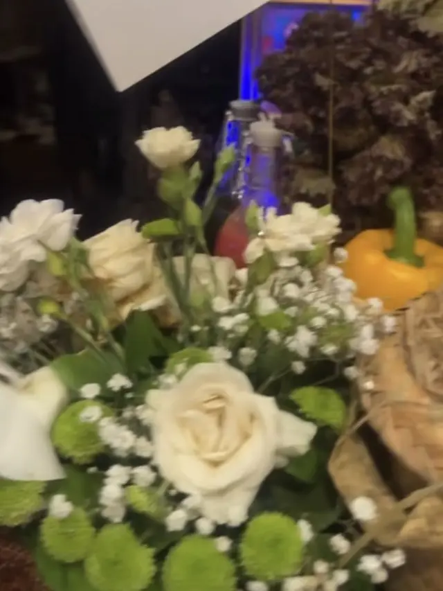 Melihat Isi Hampers dari Presiden Prabowo. [@mulanjameela1]