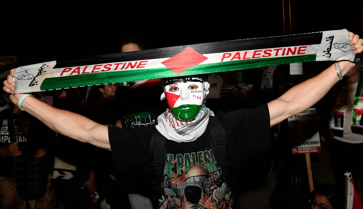 Bebaskan Palestina dan Hentikan Genosida terus digemakan pengunjuk rasa saat menggelar aksi di sekitar lokasi Konvensi Nasional Partai Demokrat (DNC) di Chicago. (MATTHEW HATCHER/AFP)