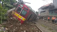 Kereta rel listrik (KRL) mengalami anjlok dan menabrak tiang listrik saat melintasi antara stasiun Cilebut dan Stasiun Bogor. (Liputan6.com/Achmad Sudarno)