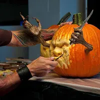 Seorang seniman patung asal Arizona Amerika Serikat memilih labu sebagai media berkreasinya. (Via: boredpanda.com)