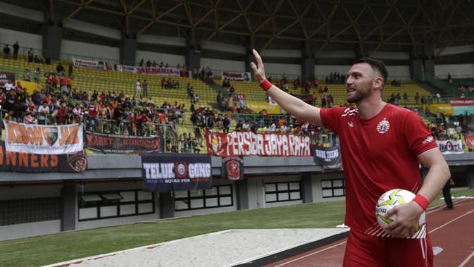 Striker Persija Jakarta, Marko Simic, menyapa suporter usai mengalahkan 757 Kepri Jaya pada laga Piala Indonesia di Stadion Patriot Bekasi, Jawa Barat, Rabu (23/1). Persija menang 8-2 atas Kepri. (Bola.com/Yoppy Renato)