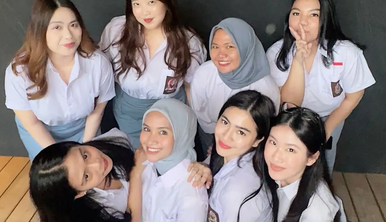 Kebersamaan mereka terasa hangat dan penuh canda tawa. Felicya berdiri di deretan paling kanan dengan senyum manis dan gaya percaya diri. Meskipun sibuk sebagai istri Hito Caesar dan ibu dua anak, ia tetap menyempatkan waktu untuk bernostalgia. (Liputan6.com/IG/@felicyangelista_)
