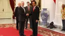 Presiden Jokowi (kanan) berjabat tangan dengan Menteri Pertahanan (Menhan) Amerika Serikat (AS) James Mattis (kiri) di Istana Merdeka, Jakarta, Selasa (23/1).  (Liputan6.com/Angga Yuniar)