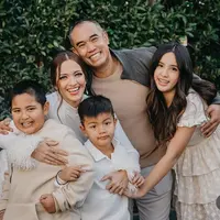 Khusus keluarga Nia Ramadhani dan Ardi Bakrie, mereka memilih mengenakan busana dengan nuansa earth tone dan putih. [@ramadhaniabakrie]