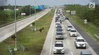 Sejumlah kendaraan melintas saat diberlakukanya sistem jalur satu arah (one way) di Gerbang Tol Palimanan, Cirebon, Jawa Barat, Jumat (7/6/2019). Rekayasa lalu lintas di H+3 Lebaran itu dilakukan guna mengantisipasi kemacetan saat arus mudik di Jalan Tol Trans Jawa. (Liputan6.com/Immanuel Antonius)