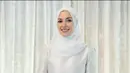 Baju kurung satin warna putih dengan aksen bordiran di tepian juga tak kalah elegan. Padukan dengan hijab warna senada. [@tehfirdaus]