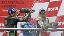Pebalap LCR Honda, Cal Crutchlow (kanan), merayakan gelar juara pada MotoGP Argentina di Sirkuit Termas de Rio Hondo, Minggu (8/4/2018). Pebalap Inggris itu mencatatkan waktu 40 menit 36.342 detik. (AFP/Juan Mabromata)