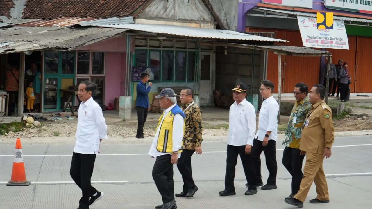 Presiden Joko Widodo (Jokowi) meresmikan 3 ruas jalan di Kabupaten Blora yang selesai diperbaiki melalui Inpres Jalan Daerah