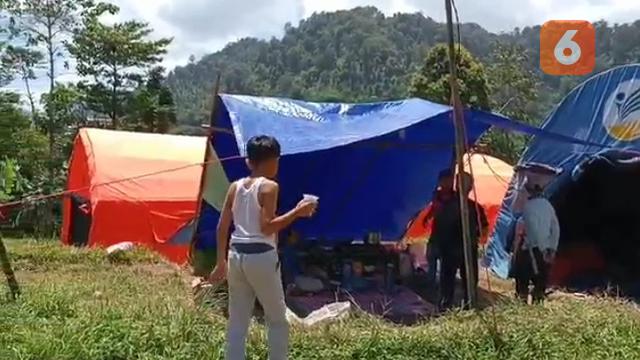 Tenda darurat yang dibuat BNPB dan Tagana Dinas Sosial Kabupaten Sukabumi untuk warga terdampak gempa (Liputan6.com/Fira Syahrin).