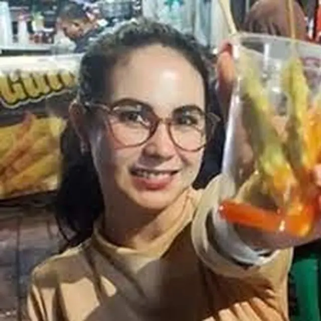 Potret 6 Artis Coba Jajanan Pinggir Jalan, Duta SO7 Ketahuan Makan Cilok