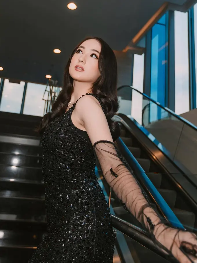 Laura Moane tampil glamor (Instagram/its_lauramoane2)