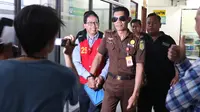 Terdakwa kasus penghancuran barang bukti dugaan pengaturan skor Joko Driyono tiba di Pengadilan Negeri Jakarta Selatan, Selasa (2/7/2019). Sidang dengan agenda pembacaan tuntutan tersebut ditunda sampai tanggal 4 Juli 2019. (Liputan6.com/Herman Zakharia)