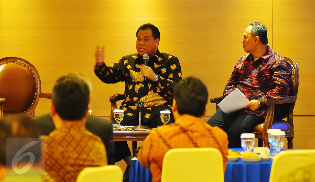 Ketua MK Arief Hidayat (kiri) saat menjadi pembicara dalam acara CEO Gathering APINDO di Jakarta, Senin (27/2). Dialog tersebut membahas peran MK dalam menjamin kepastian hukum di Indonesia dan implikasinya dalam dunia usaha. (Liputan6.com/Angga Yuniar)