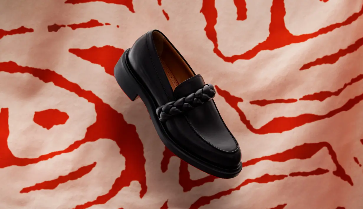 Koleksi ini juga menampilkan cetakan rumit dan detail jalinan pada sepatu dan barang-barang kulit pria dan wanita, dengan sentuhan pribadi tambahan yang terjalin di seluruh bagiannya. [Foto: Document/Christian Louboutin]