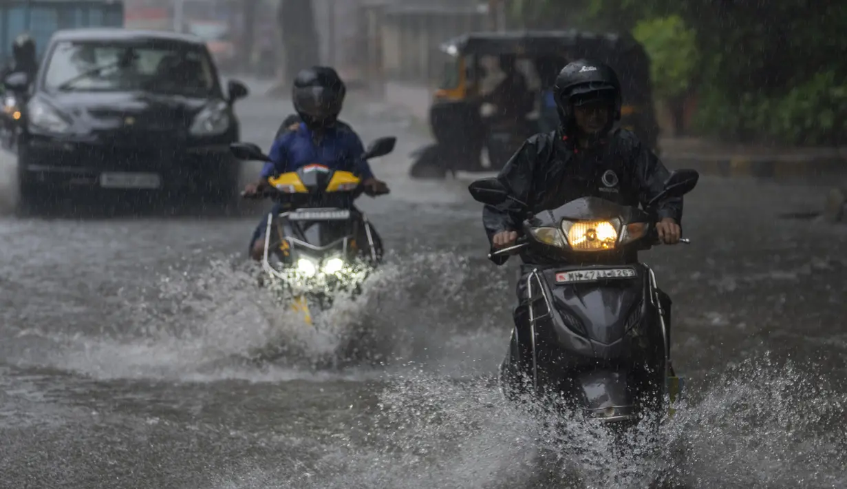 Musim hujan juga memberikan kelegaan dari musim panas yang terburuk. (AP Photo/Rafiq Maqbool)