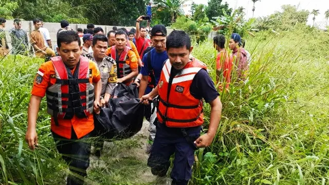 Evakuasi korban terseret banjir oleh polisi dan Basarnas Pekanbaru.