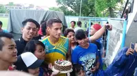 Kejutan Telur dan Kue pada Ultah ke-32 Raphael Maitimo 