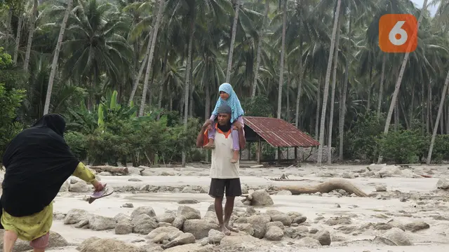 warga desa poi mengevakuasi diri saat bencana banjir bandang terjadi