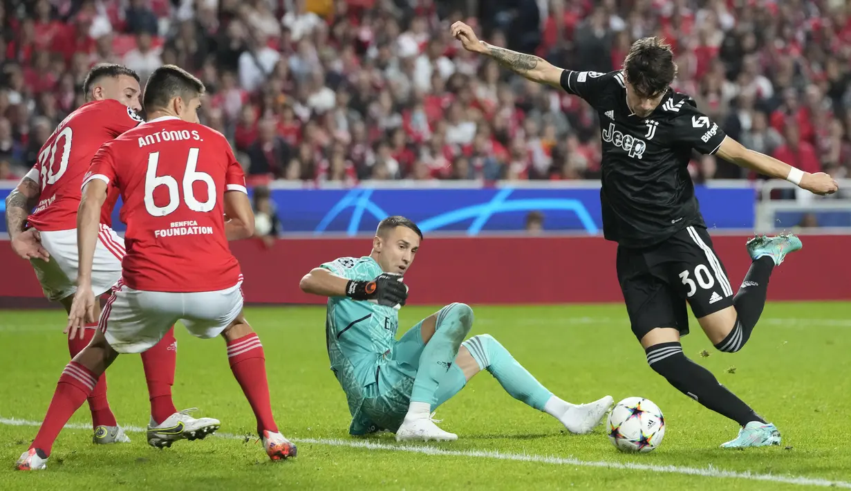 Gelandang Juventus Matias Soule melakukan tembakan ke gawang Benfica pada laga matchday 5 fase grup Liga Champions 2022/2023 di Da Luz, Rabu (26/10/2022) dini hari WIB. Juventus tersingkir di fase grup Liga Champions untuk pertama kalinya sejak 2013. (AP Photo/Armando Franca)