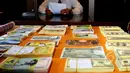 Tampak uang palsu asing diperlihatkan kepada wartawan di Mabes Polri, Jakarta, Kamis (9/4/2015). Uang palsu tersebut diperoleh dari empat tersangka yang ditangkap di wilayah Bogor.(Liputan6.com/Yoppy Renato)