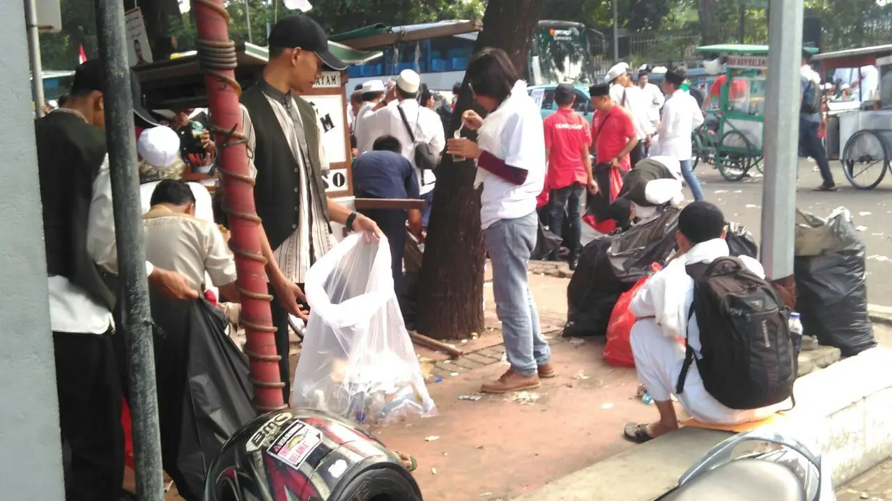 Santri Yusuf Mansur bersihkan sampah berserarakn di depan Masjid Istiqlal