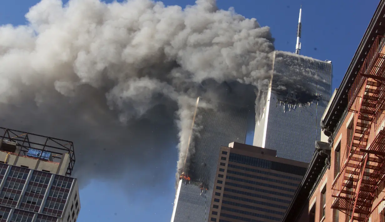 Mengenang Peristiwa 11 September: File foto 11 September 2001 asap mengepul dari menara kembar World Trade Center yang terbakar setelah pesawat yang dibajak menabrak menara, di New York City. (AP Photo/Richard Drew)