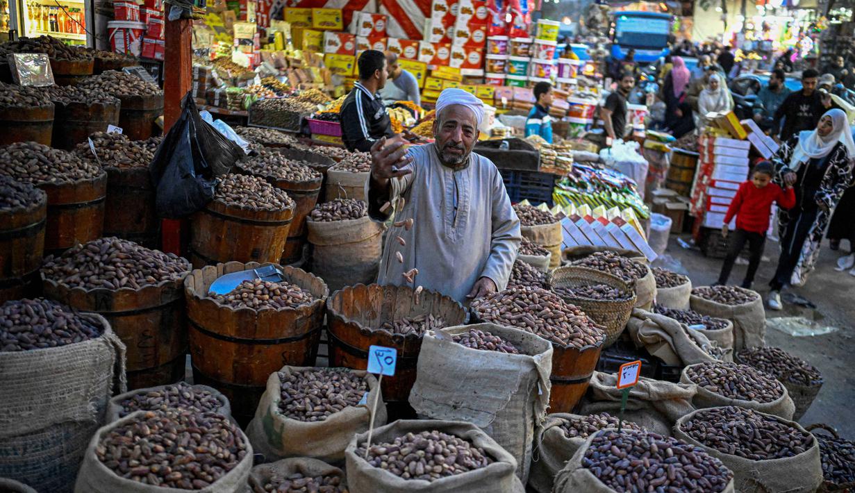 Penjual kurma menunggu pelanggan di pasar, distrik Sayyida Zeinab, pusat kota Kairo, pada Kamis 12 Februari 2026. Umat muslim di berbagai negara bersiap menyambut datangnya bulan suci Ramadan. (Khaled DESOUKI/AFP)