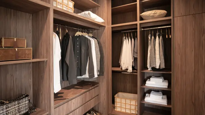 WALKING CLOSET