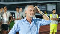 Pelatih Dewa United, Jan Olde Riekerink, tampak kecewa saat anak asuhnya ditahan imbang Phnom Penh Crown pada laga matchday pertama grup E AFC Challenge League di Indomilk Arena, Tangerang, Minggu (26/10/2025). (Bola.com/M Iqbal Ichsan)