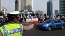 Aparat kepolisian berjaga di sekitar lokasi aksi unjuk rasa ratusan massa KSPI di Bundaran HI Jakarta, (22/7/2014). (Liputan6.com/Johan Tallo)