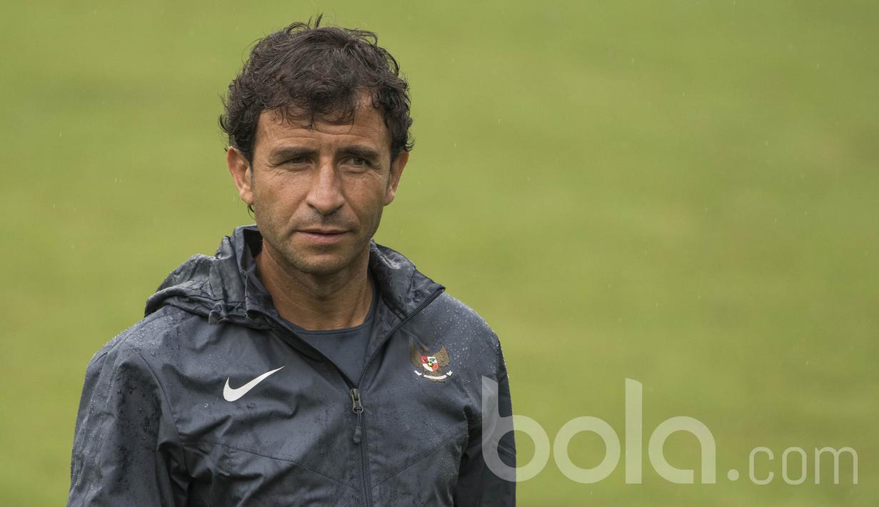 Pelatih Timnas Indonesia U-22, Luis Milla, memantau latihan anak asuhnya di Lapangan SPH Karawaci, Banten, Rabu (10/5/2017). (Bola.com/Vitalis Yogi Trisna)