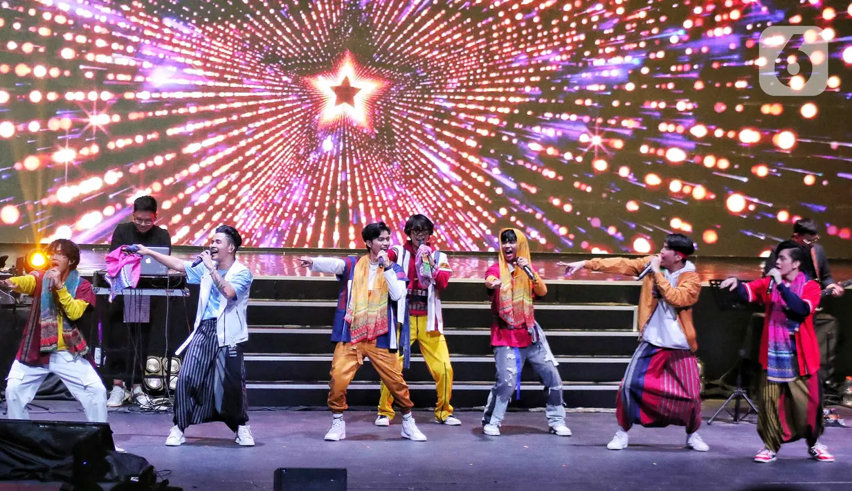 Boyband asal Indonesia, UN1TY saat menghibur para penggemar mereka di Jakarta, Sabtu (17/12). UN1TY menggelar konser tunggal pertama kalinya yang bertajuk “UN1VERSARY: The Show”. (Liputan6.com/Angga Yuniar)