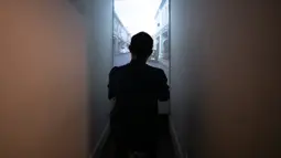 Seorang pria menjajal tur sepeda virtual mengelilingi Kota Tua Phuket di Museum Peranakan Phuket di Phuket, Thailand, pada 12 September 2020. Museum ini menampilkan sejarah dan budaya Peranakan melalui berbagai koleksi benda pameran dan teknologi. (Xinhua/Zhang Keren)