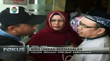 Calon jemaah haji, yang didominasi oleh kaum ibu menggeruduk kantor "First Travel" di Depok, Jawa Barat.