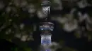 Tokyo Skytree menampilkan pesan bertuliskan "Bersama Kita Semua Bisa Menang" di Tokyo, Senin (6/4/2020). Ungkapan dukungan dan pesan harapan tersebut muncul di tengah merebaknya pandemi virus corona Covid-19. (AP Photo/Jae C. Hong)
